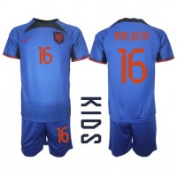 Camiseta Países Bajos Tyrell Malacia #16 Segunda Equipación Replica Mundial 2022 para niños mangas cortas (+ Pantalones cortos)